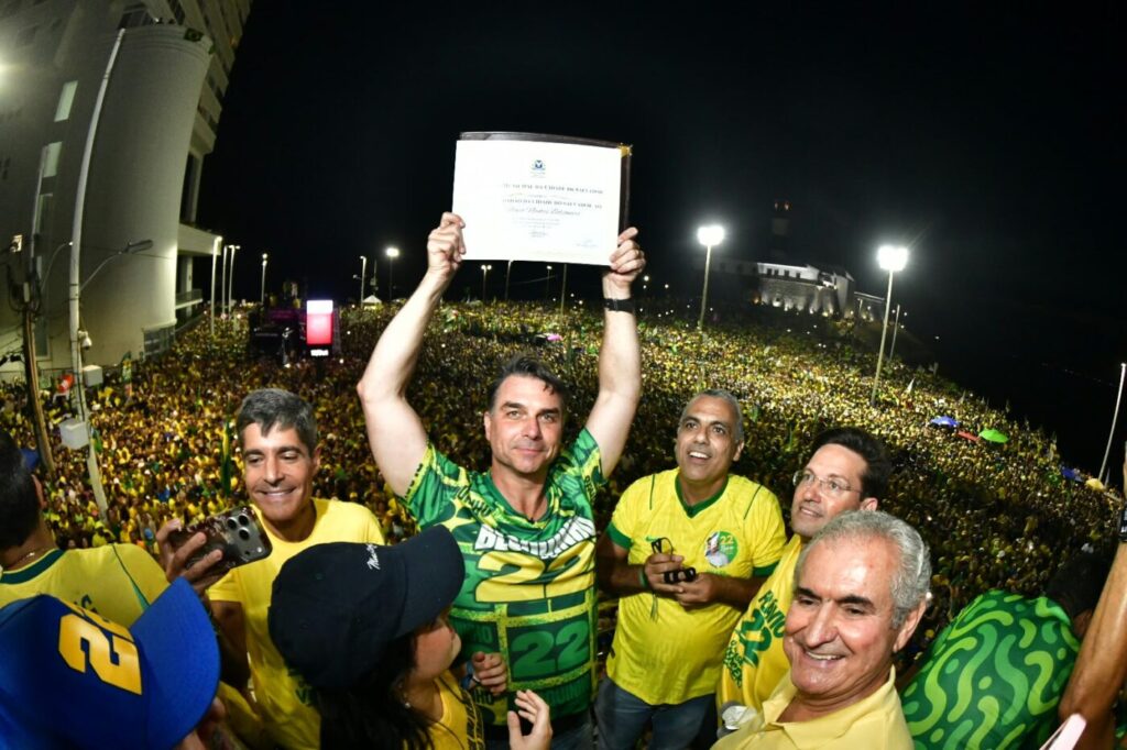 Flávio Bolsonaro reúne multidão em Salvador ao lado de ACM Neto; ato tem gritos de “volta, Bolsonaro” e provocações ao PT