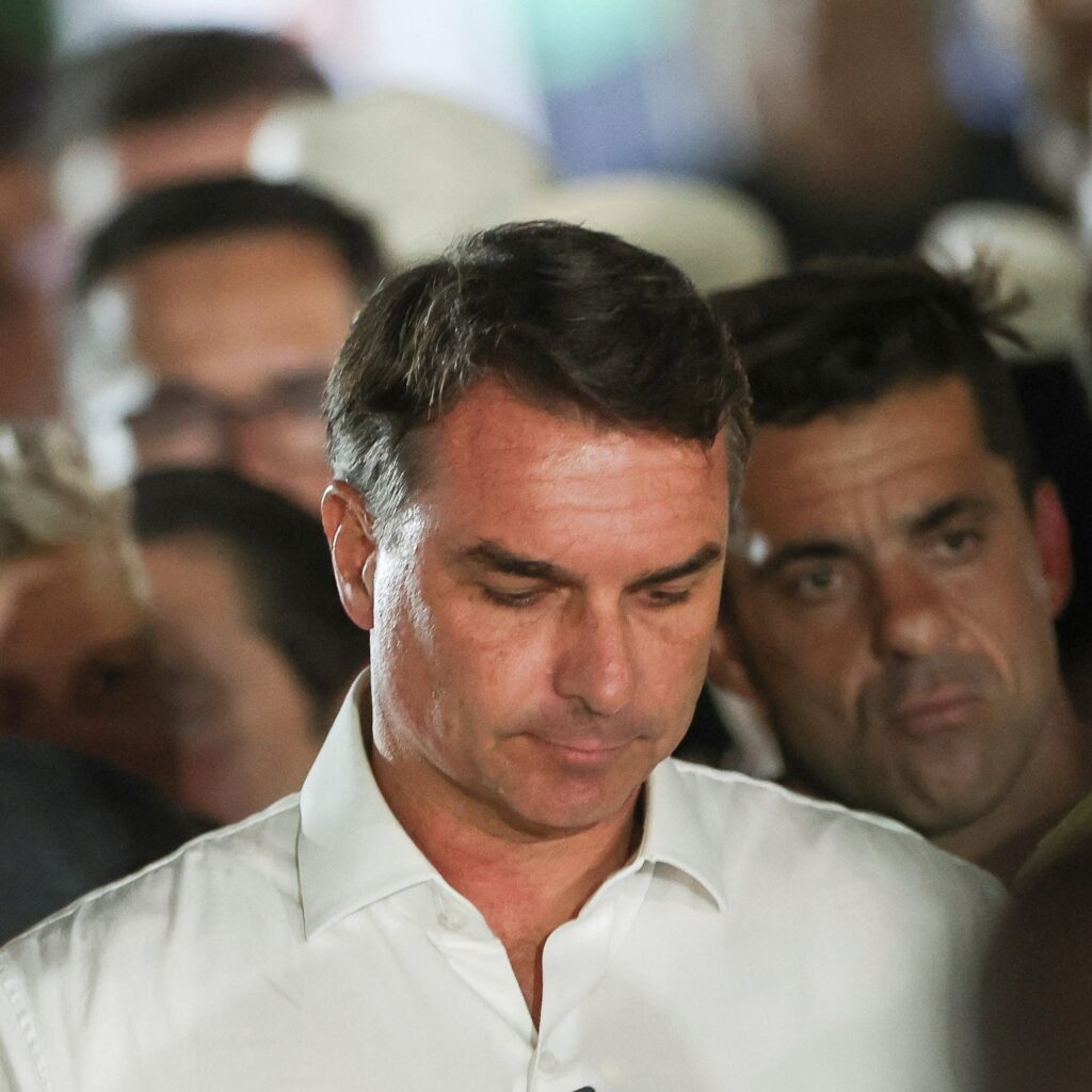 Depois de não reconhecer o resultado das urnas, Flávio Bolsonaro foge do Brasil e chega aos EUA ao lado da família, diz aliado
