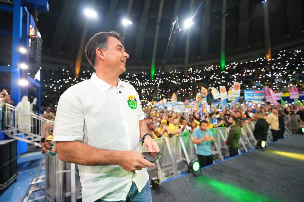 ‘Lula está preocupado com o poder, eu estou preocupado com o Brasil’, diz Flávio após largar na frente no primeiro turno