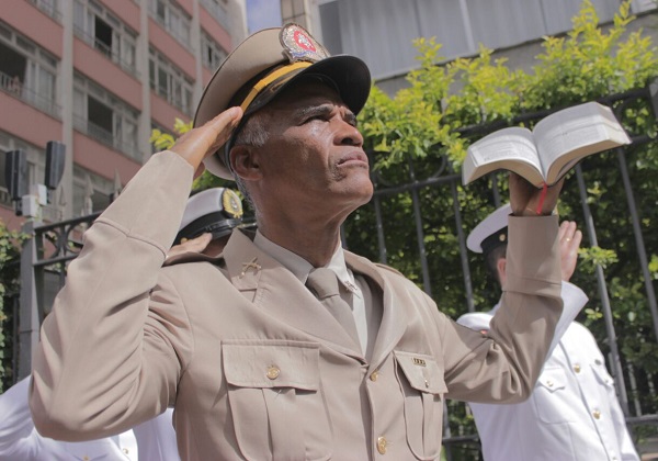 Autodeclarado “doido” e “ex-gay”, Pastor Sargento Isidório é o federal mais votado da Bahia com quase 250 mil votos