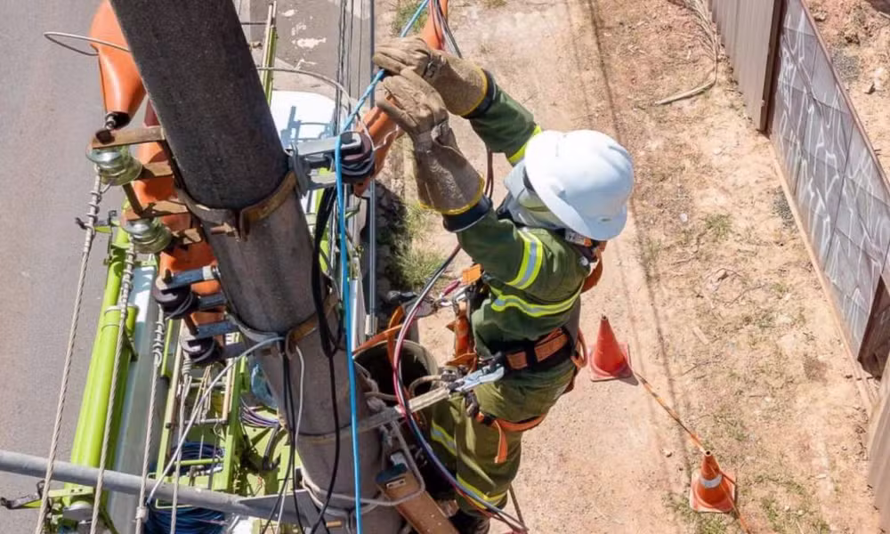 Fiscalizações encontram mais de 1,4 mil fraudes de energia em Feira; volume seria o suficiente para abastecer a cidade por 45 dias